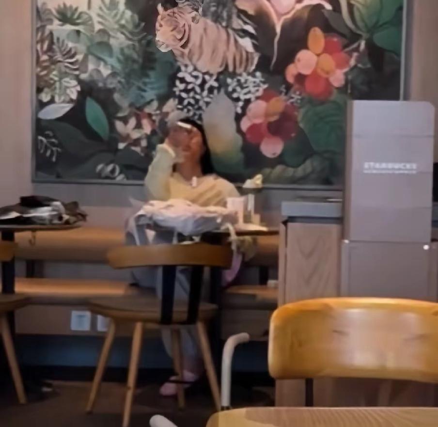 这事挺有意思，海口一个备考的姑娘，把星巴克当自家书房了。

8月19号那天，她进