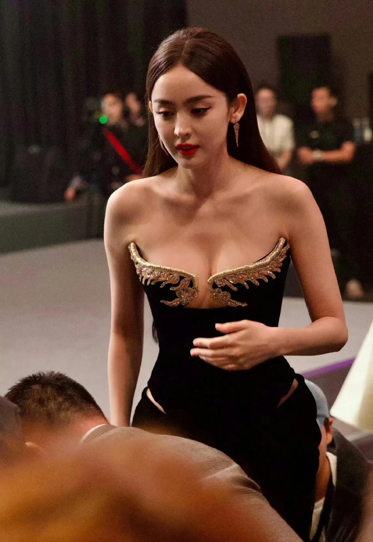 难以想象，
有个男人跟这两位极品女星都有感情纠葛，
谁不羡慕啊！