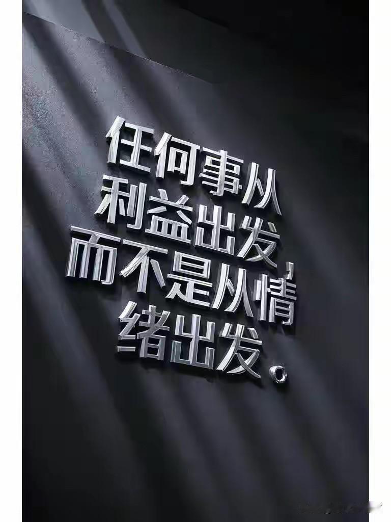 以前我在各个平台上经常看到在高速上掉了车轱辘的视频。

今天真的亲眼所见了，原来