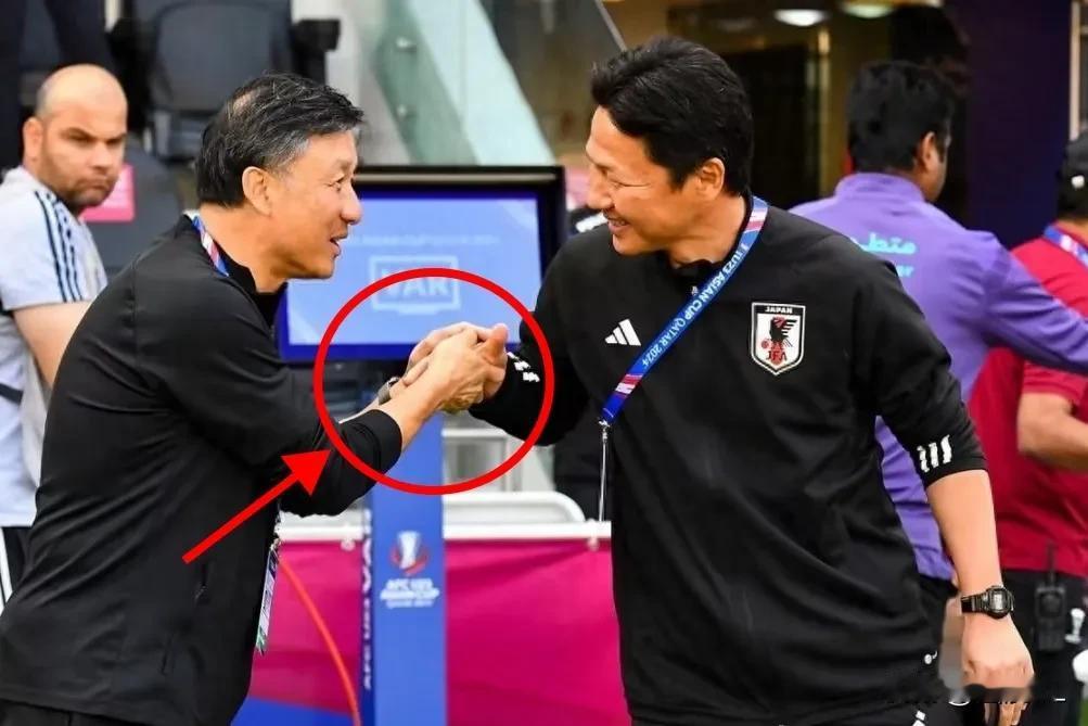 两图揭露成耀东的软弱和无所适从，这是国奥的悲哀，也把中国足球的软弱体现的淋漓尽致