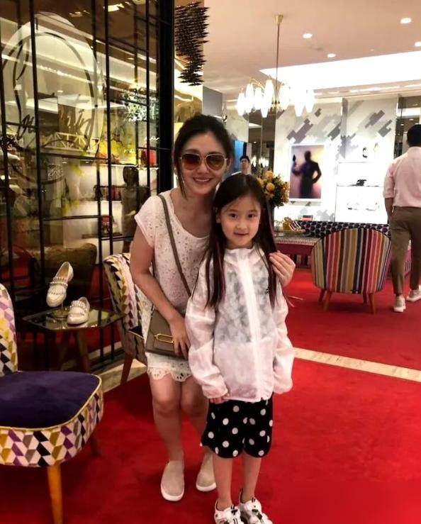 大S，独立女性这人设，多少钱砸出来的，懂的都懂。
 
前夫的卡，奢侈品照刷不误。