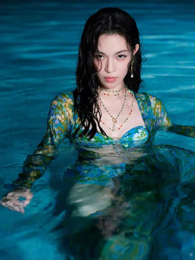 钟楚曦湿发泳池照太性感！似神秘美人鱼充满无尽诱惑 ​​​