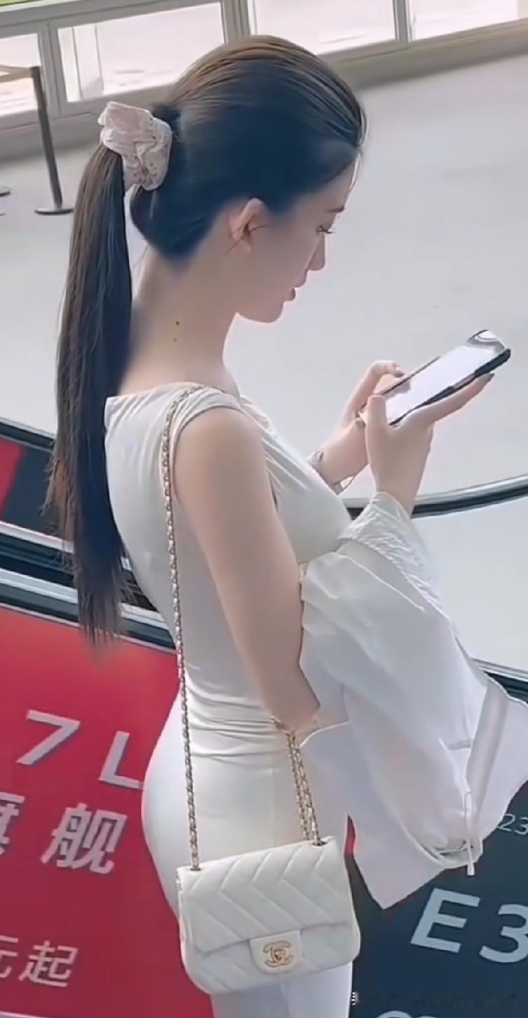 最近翻到一本书里的一句话，瞬间戳中我这个心思敏感的普通人：生活是属于每个人自己的