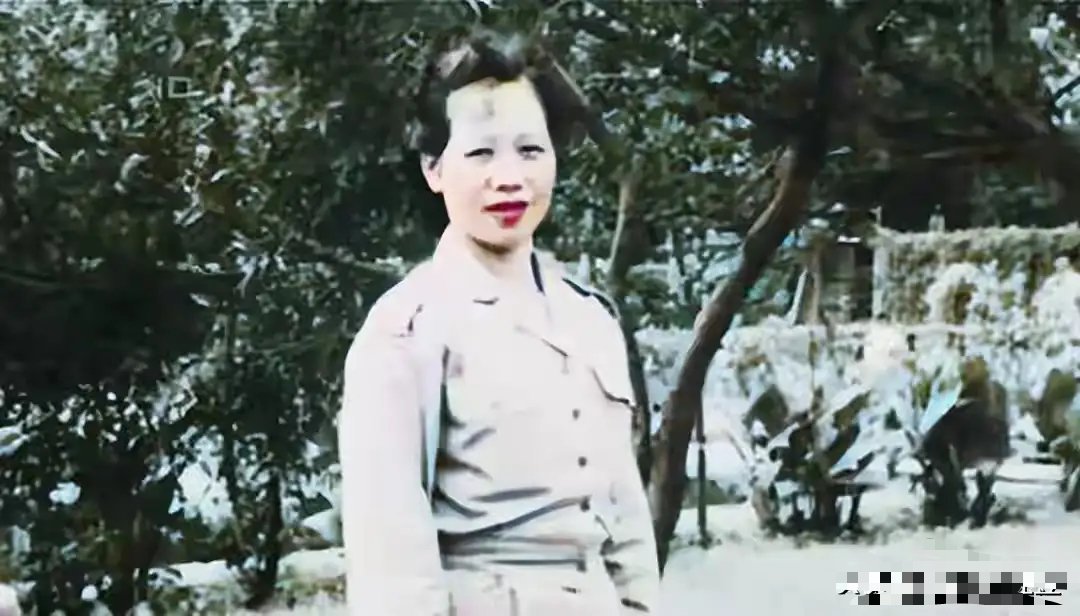 1942年，军统女少将姜毅英罕见留影，镜头中她一身戎装，英姿飒爽 