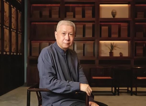 马未都身价高达百亿，有一次一个朋友调侃马未都：老马，现在你也是有钱人了，家里那个