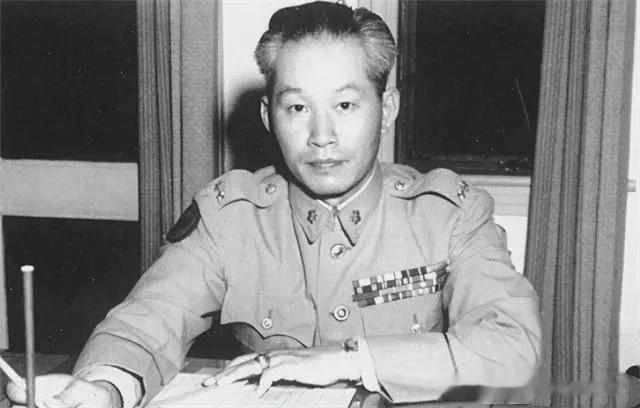 1942年，孙立人率领中国远征军在缅甸与日军作战时的留影，在此期间他歼灭日军3.