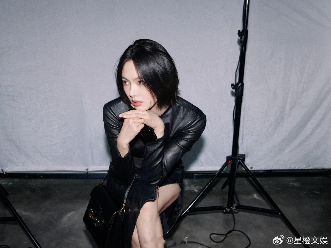 赵佳丽短发辣妹庄达菲赵佳丽玩嗨了夜幕沙滩氛围感拉满！赵佳丽短发造型好绝，冷感辣妹