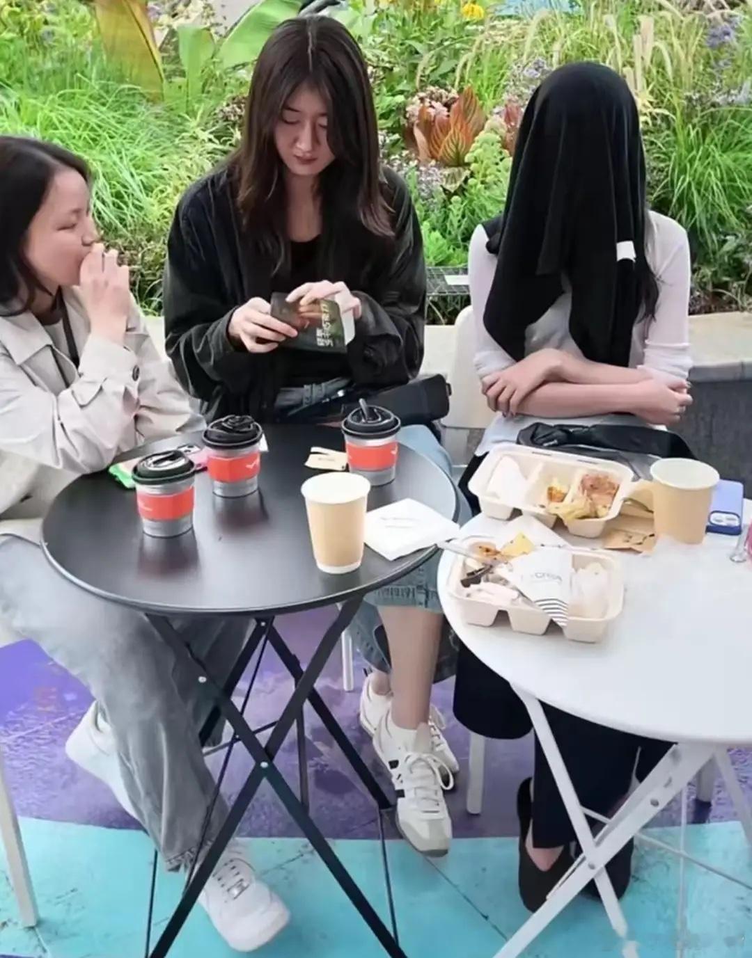 李亚鹏一家云南团聚，妈妈俩女儿还有侄女都在，李嫣蒙脸依旧惹眼！ 