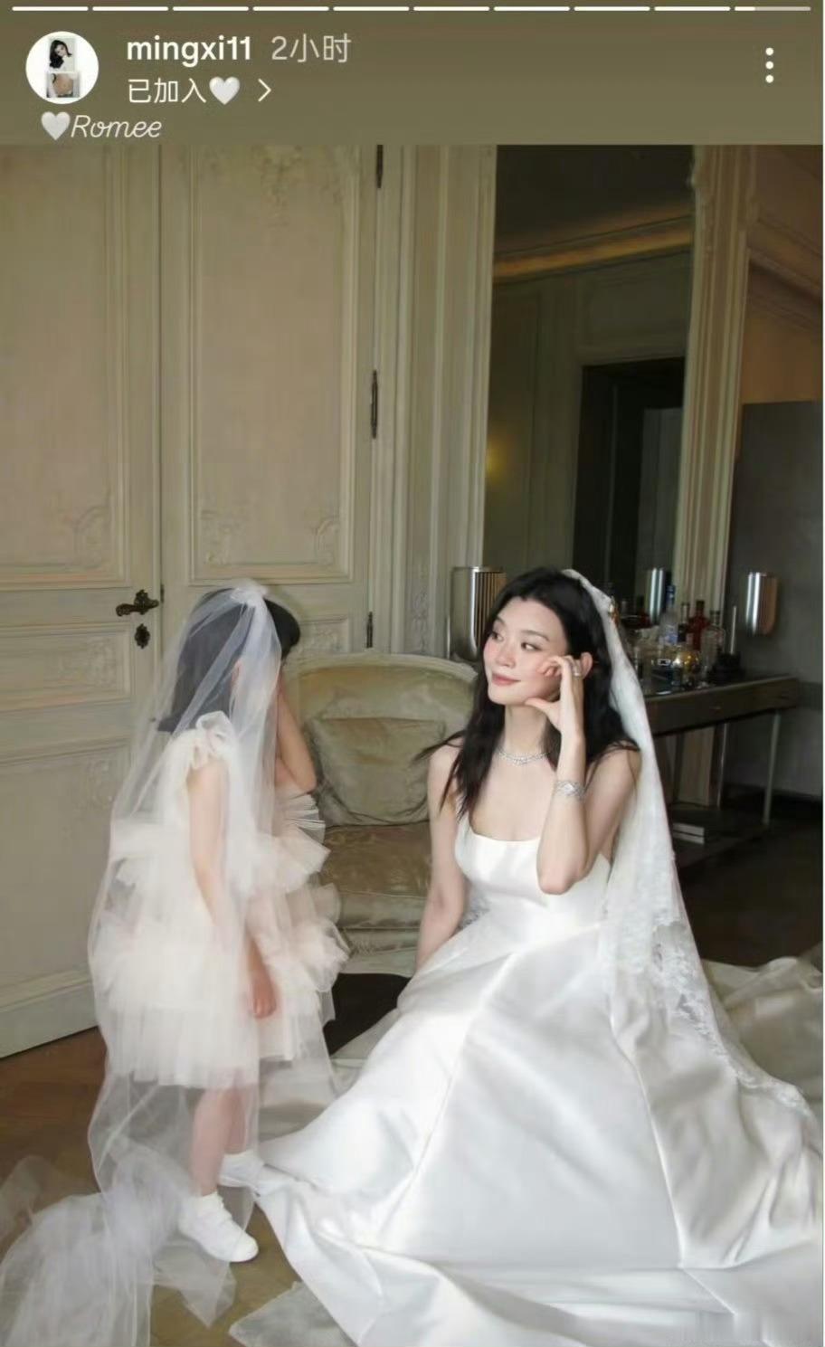 奚梦瑶戴了婆婆的发夹奚梦瑶晒出头纱美照，身上珠宝全是婆婆珍藏老物件，发文亲切喊妈