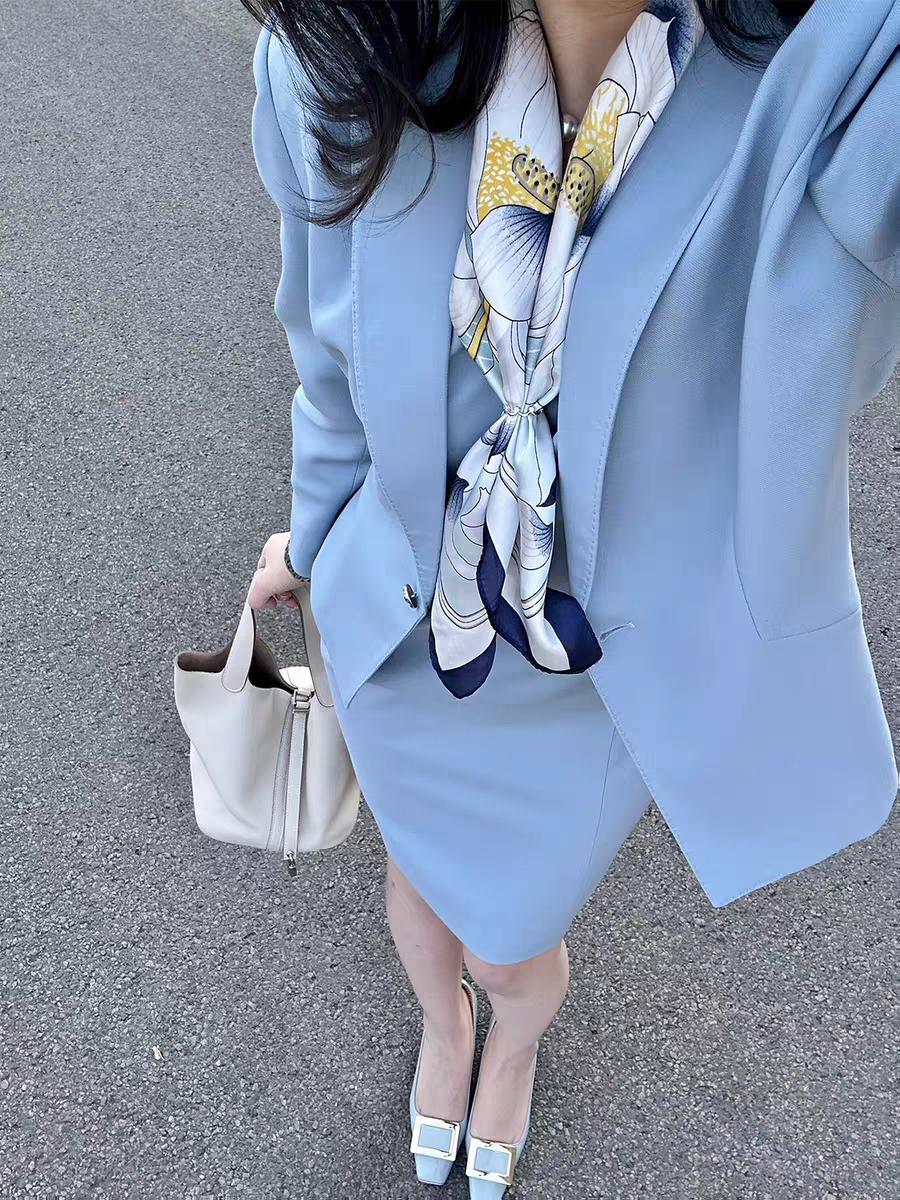 时尚穿搭。蓝色气质西装套装包臀连衣裙两件套。瞬间气质拉满！时尚穿搭