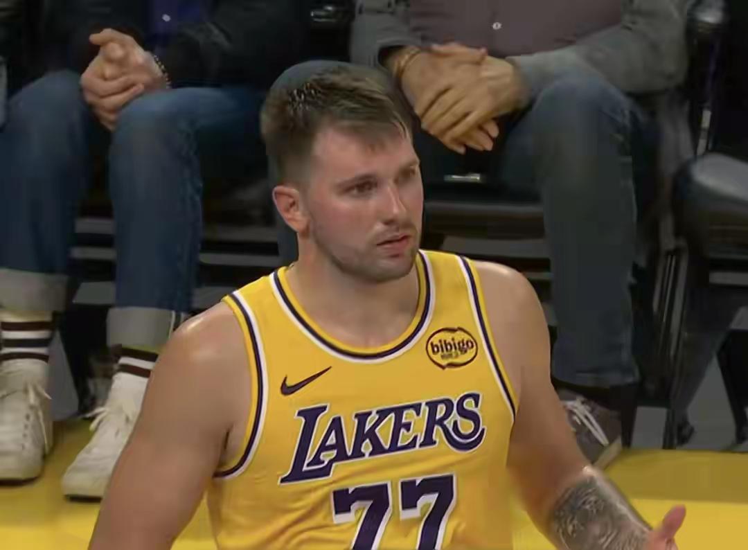 NBA25.26赛季开赛，在西部勇士与湖人的首场比赛中，勇士队以119:109战