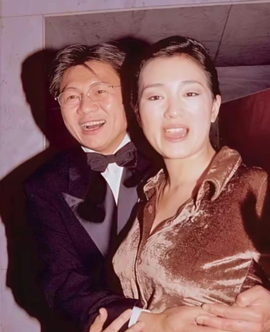 影后巩俐，喝了大半年中药。 1996年，她嫁新加坡商人黄和祥。听从母亲建议，决定