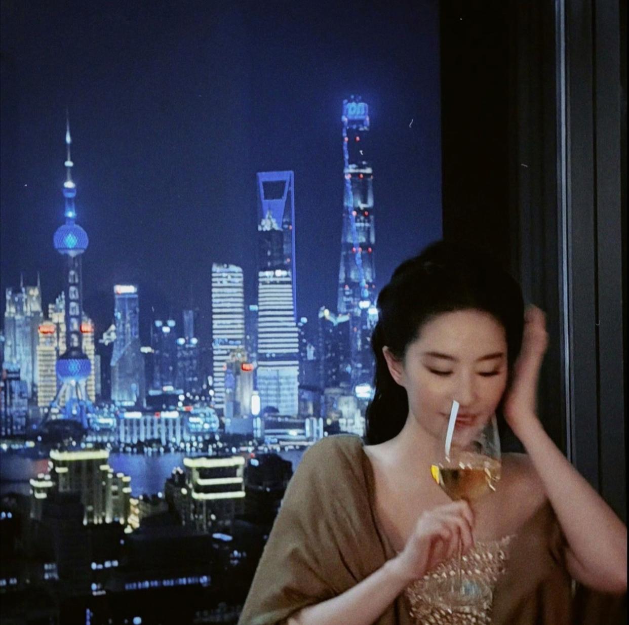 1. 唐艺昕如今过着贵妇般的生活，丈夫每月都会给到充足的生活费，花钱不用拘束，她