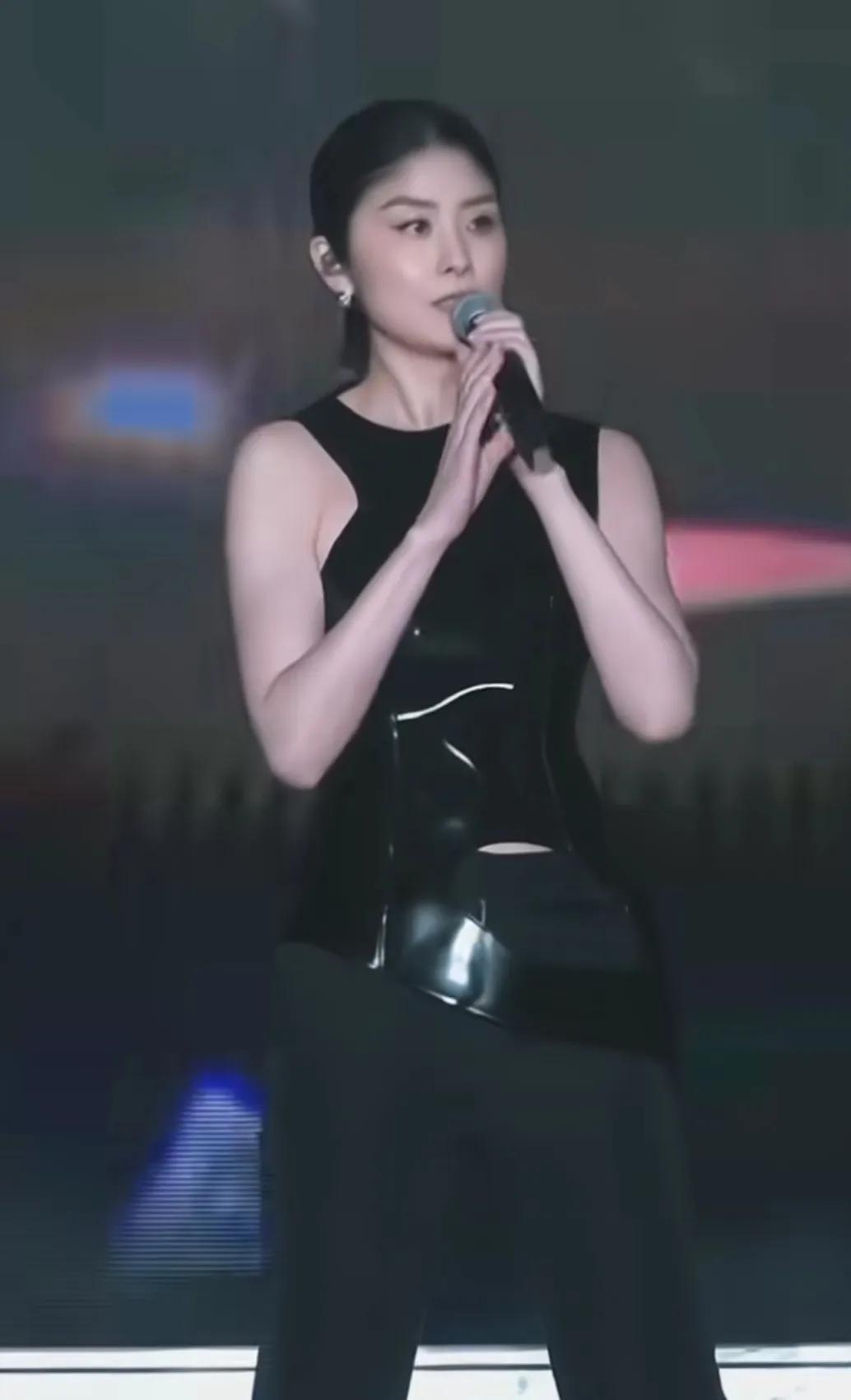 陈慧琳演唱会现场，50岁了这身材气质真的是没谁了！陈慧琳，薛凯琪，我觉得她俩真是