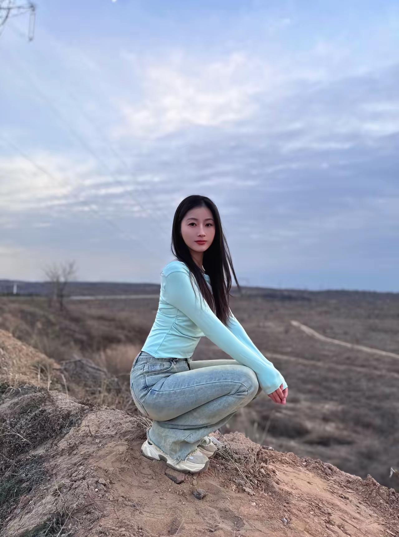 轻纱拂面，风起云涌间。
