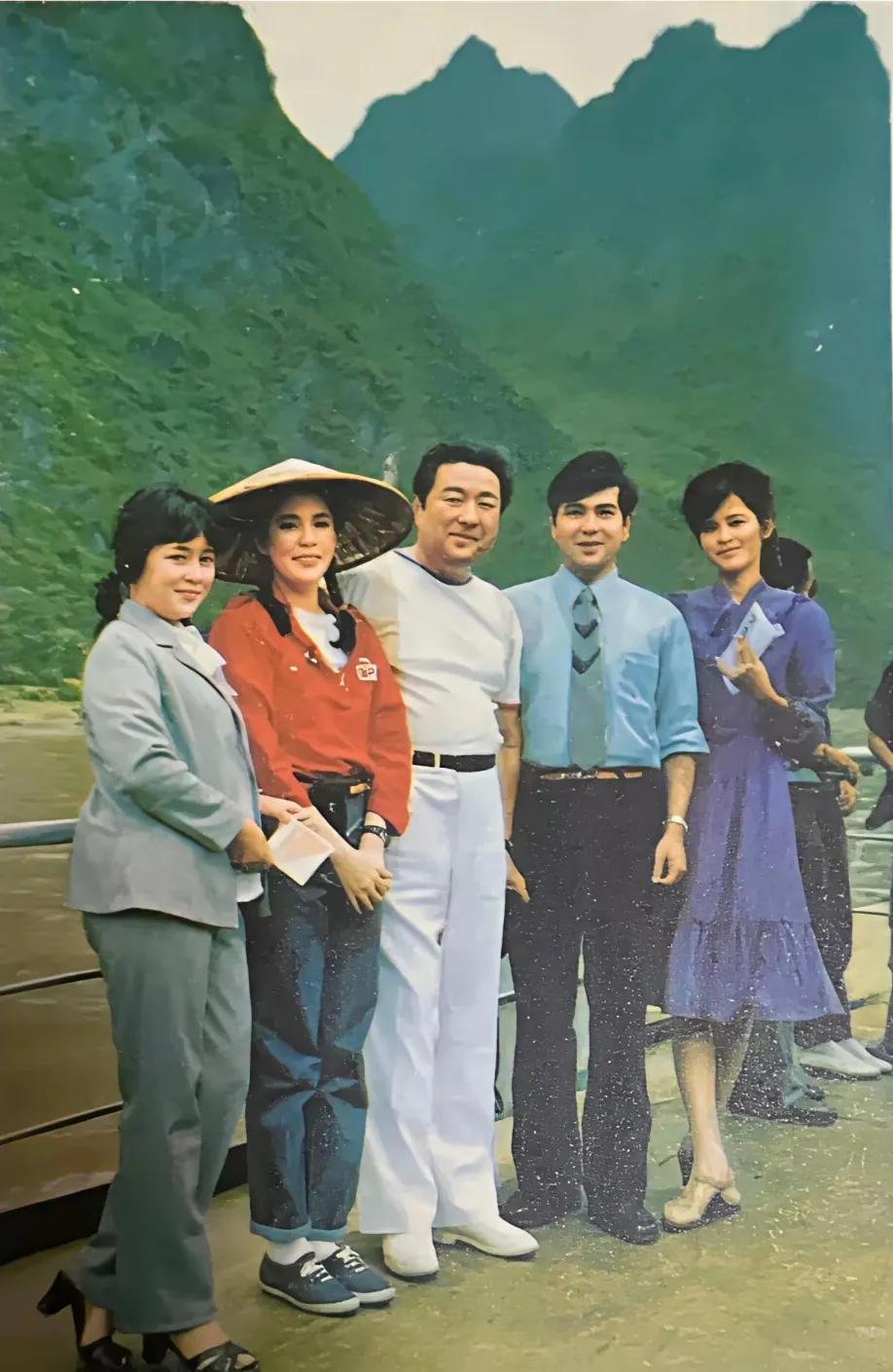 这是当年电影《刘三姐》里刘三姐的扮演者黄婉秋，彼时她正陪同前来中国访问的日本演员