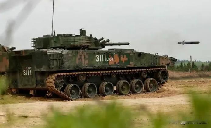 04A步兵战车，发射炮射导弹