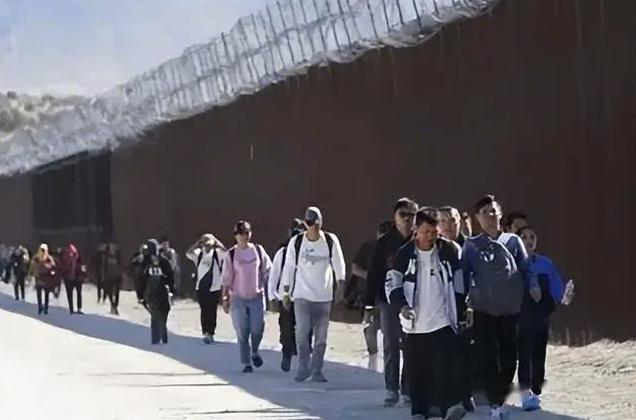崇洋媚外的代价！10万“润人”遭美国清退，中国关门：身份存疑，一个不要！当初为了