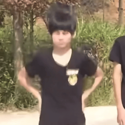 张真源的提裤子名场面简直太搞笑了！每一次都能让我笑到不行，他的幽默感和表演能力太