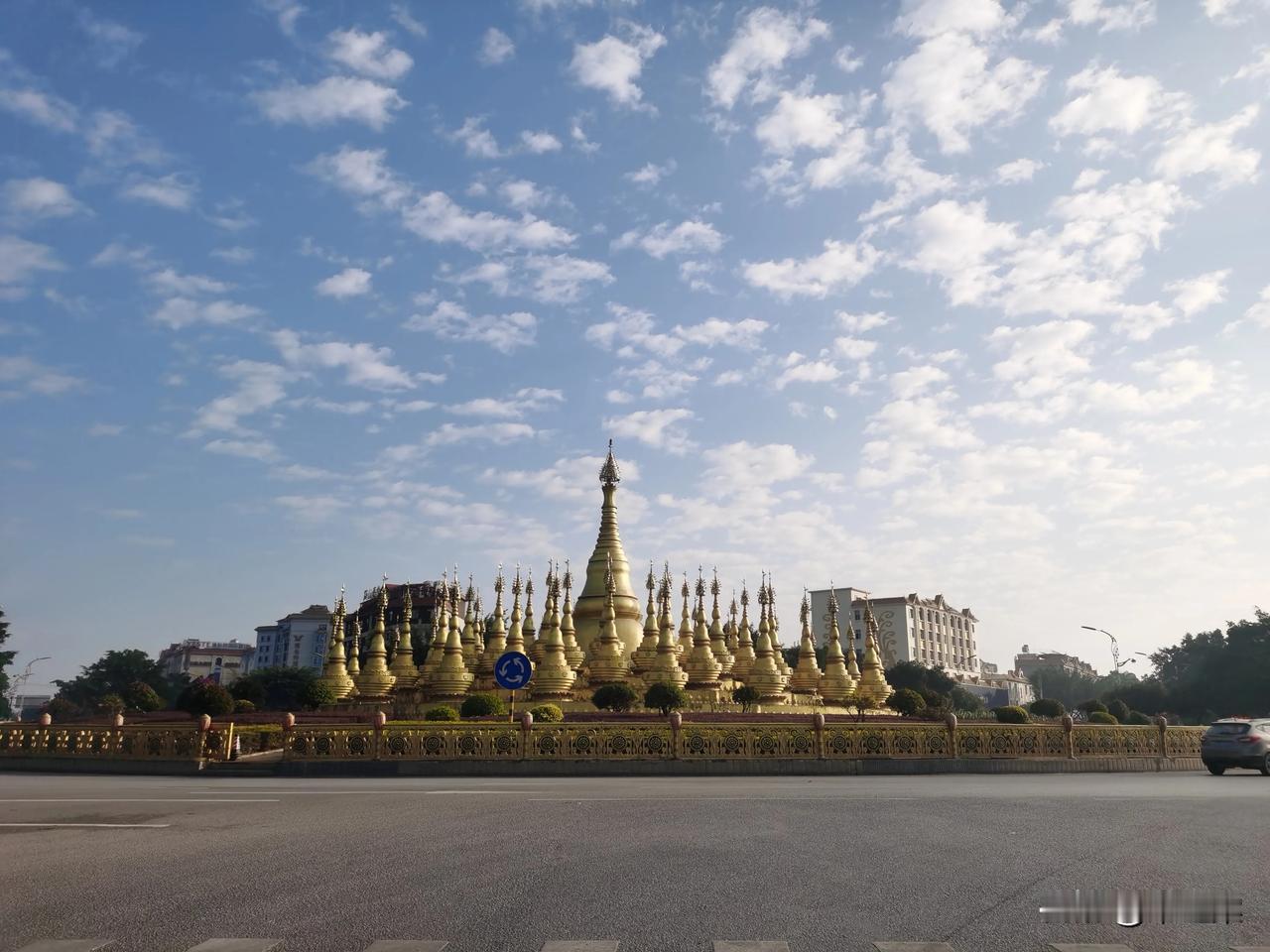 芒市本来旅游资源不甚丰富，却无中生有，以金塔、银塔之力，成功将游客吸附过来。
其