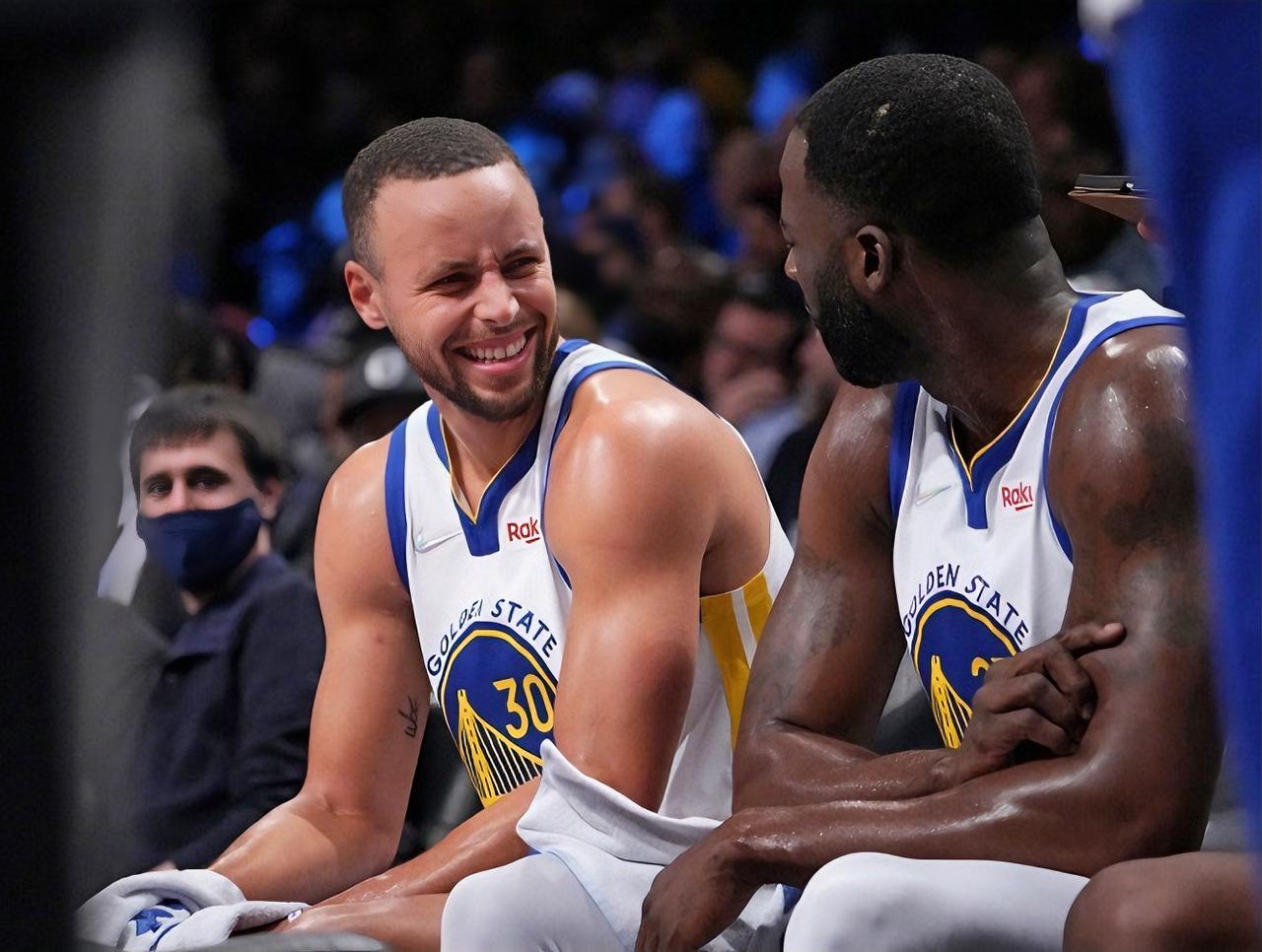 格林：老库，你还是想这赛季复出吗？？？
库里：复出个锤子，巴特勒赛季报销，铂金不