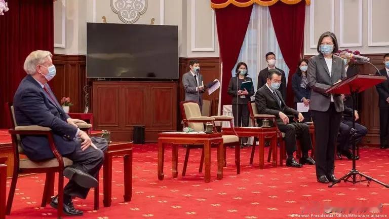 格雷厄姆没了！台湾表示哀悼
近几年还有哪些美国亲台高官死了？

他曾经三次到过台