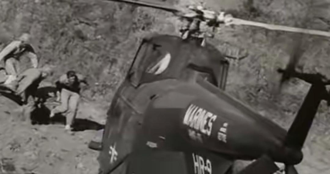 1951年战场上，两个背饭桶的志愿军伙夫，突然看到一架美军直升机降落眼前，他们会