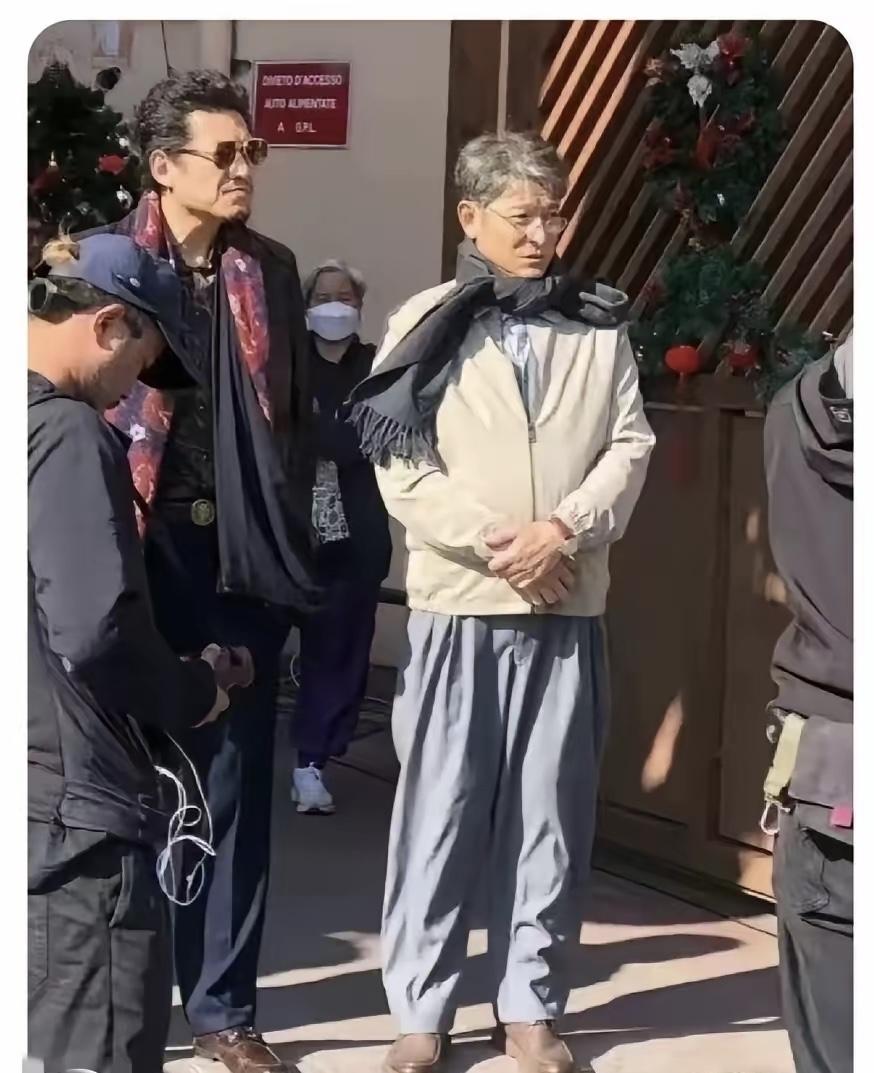 不知道这是拍什么电影的一张剧照呢？感觉华仔现实中头发没有这么白，是剧情的需要吧，