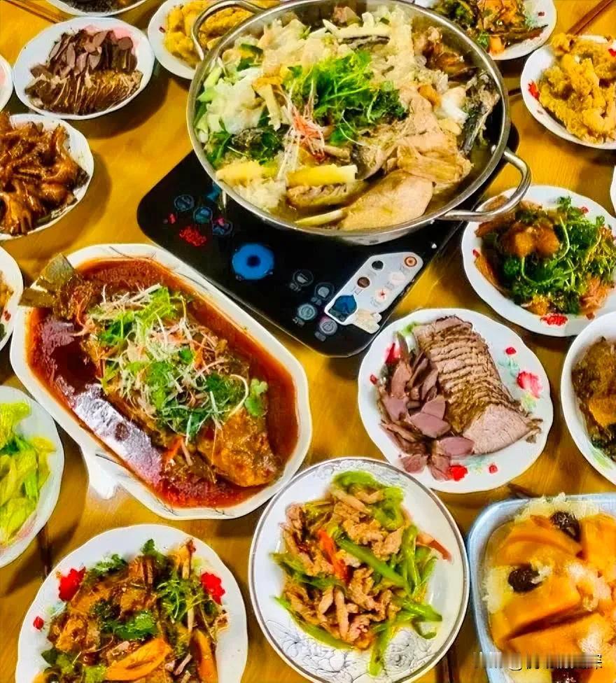 我老公的两个姐姐每次回婆婆家吃饭，都是卡着点回来的，每次家庭聚会婆婆都会打电话给