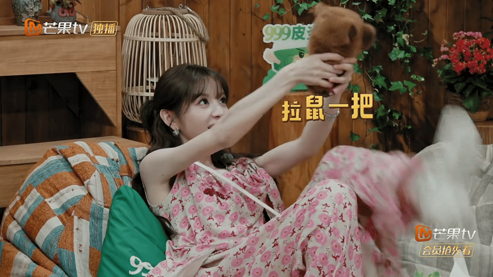 田曦薇王安宇的友谊任谁都得羡慕 田曦薇王安宇多年挚友的默契根本藏不住！闭眼牵手精