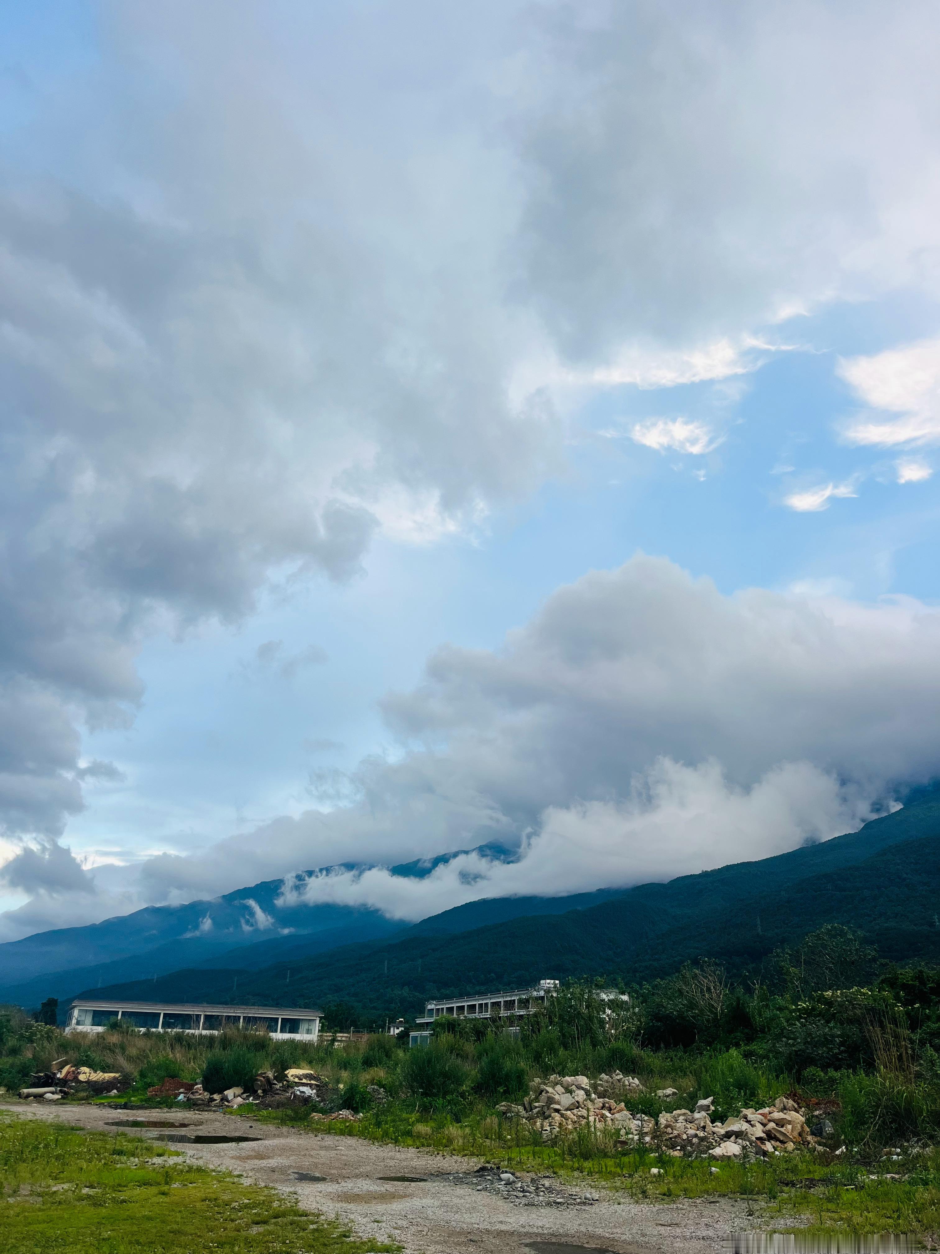 六月十四晚出，回望苍山峰谷之间白云新生原来云从山谷生，十二年前Pai初见。此后融