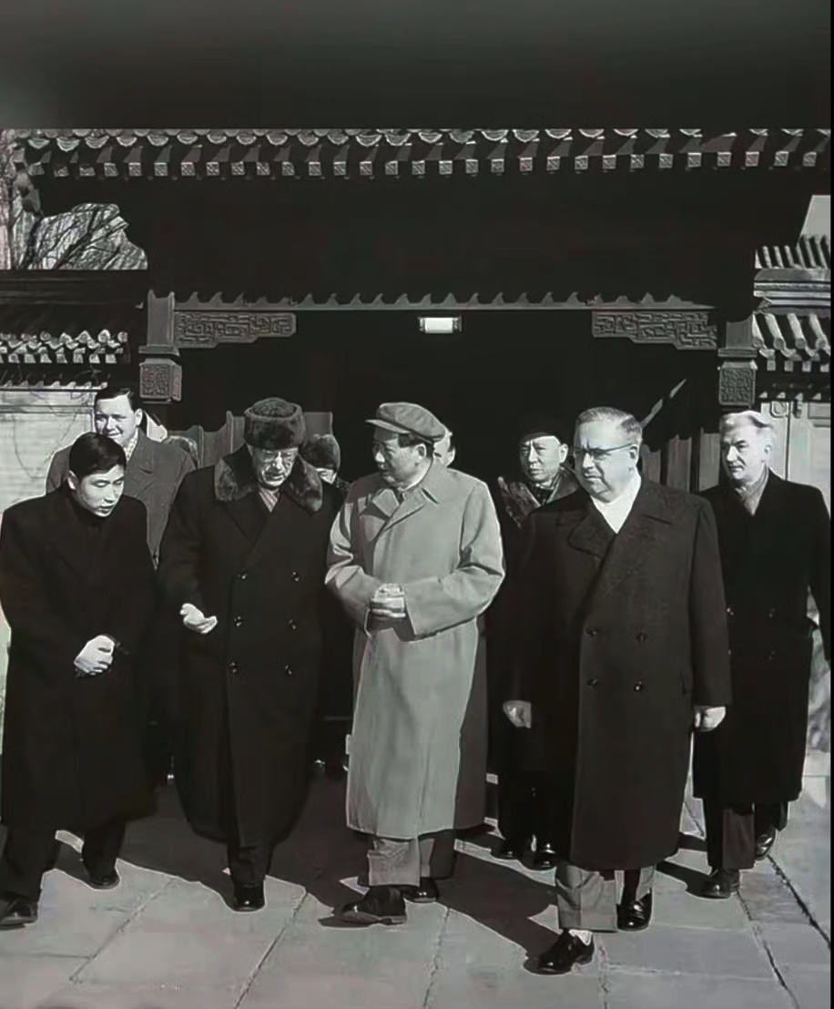 珍贵画面: 建国初期中外友好交流， 毛主席与外宾缓步交谈！