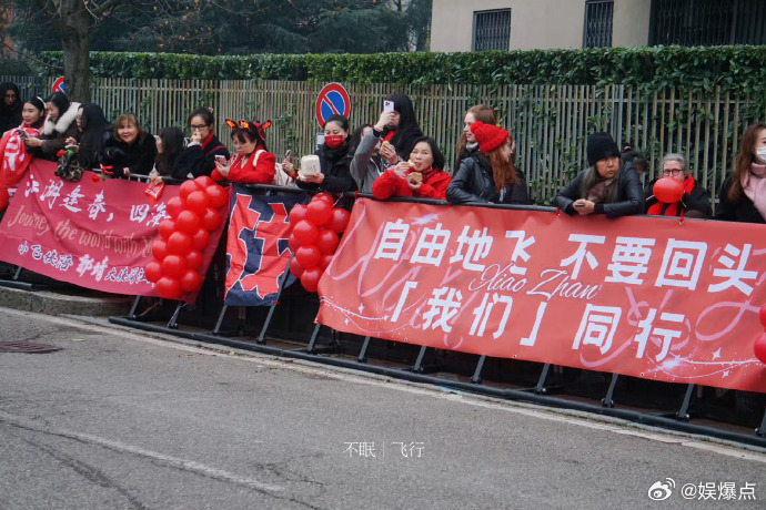 肖战米兰时装周全红应援  肖战红气球红手幅红风车 肖战米兰时装周的粉丝应援现场，