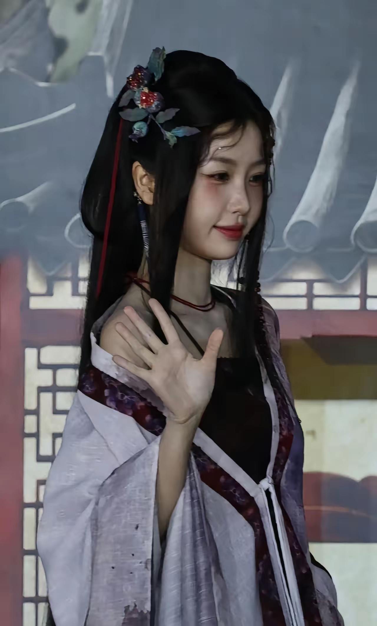 虞书欣和侯明昊合作，一时不知道这两位谁更尴尬。

近日，《念相思》虞书欣定妆造型
