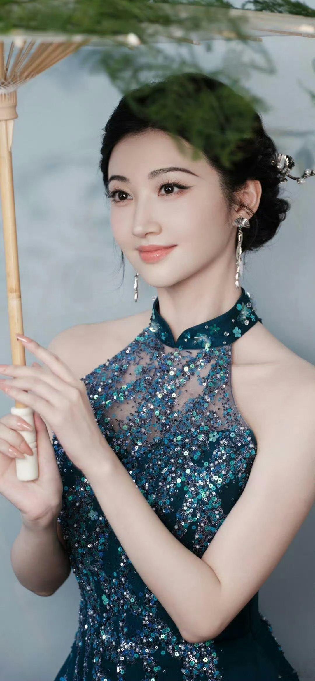 曝景甜降价出售上海豪宅发生什么事，降价这么多，是打算换个地方定居吗？或者是换更大