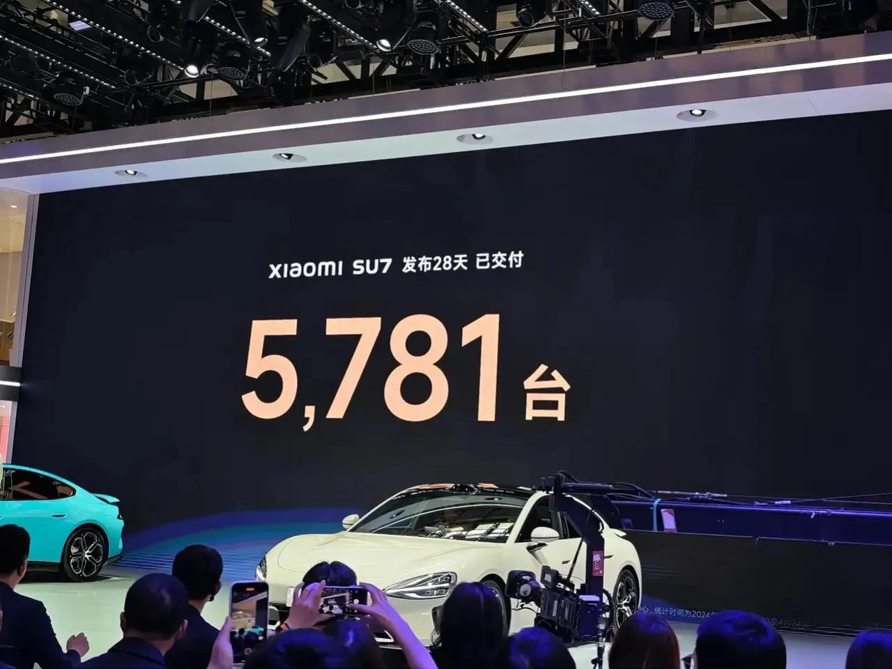 Xiaomi展台人山人海，友商馋哭了
不过真正让人头皮发麻的
小米su7锁单超7