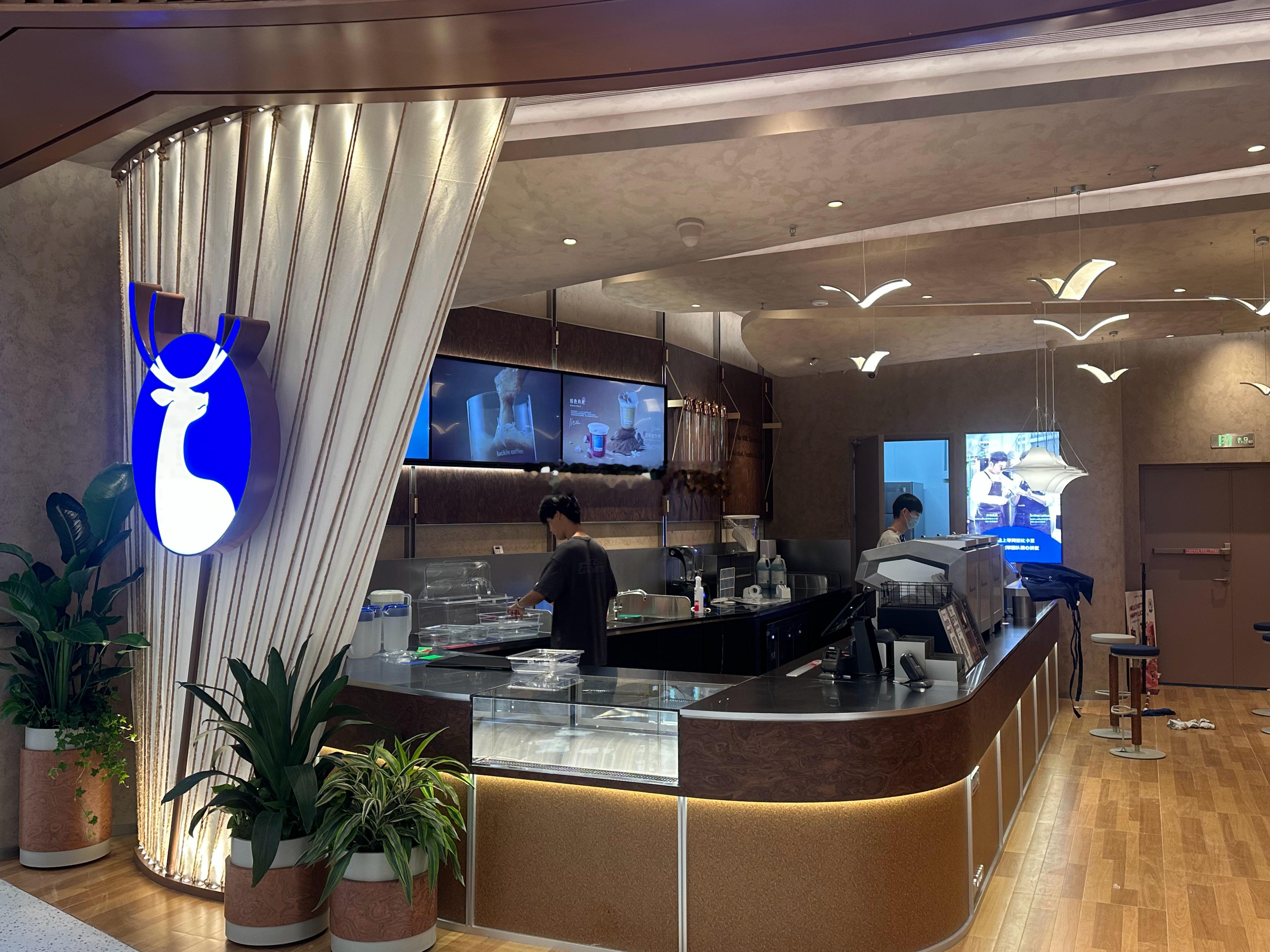 厦门商业 万象城北区瑞幸咖啡琴帆留香悠享店，也许是厦门本岛第二家带🎹的门店。 