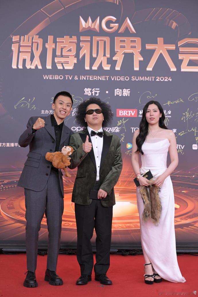 #付航黑灯唐香玉红毯生图##付航黑灯唐香玉同框走红毯# ​​​付航、黑灯、唐香玉