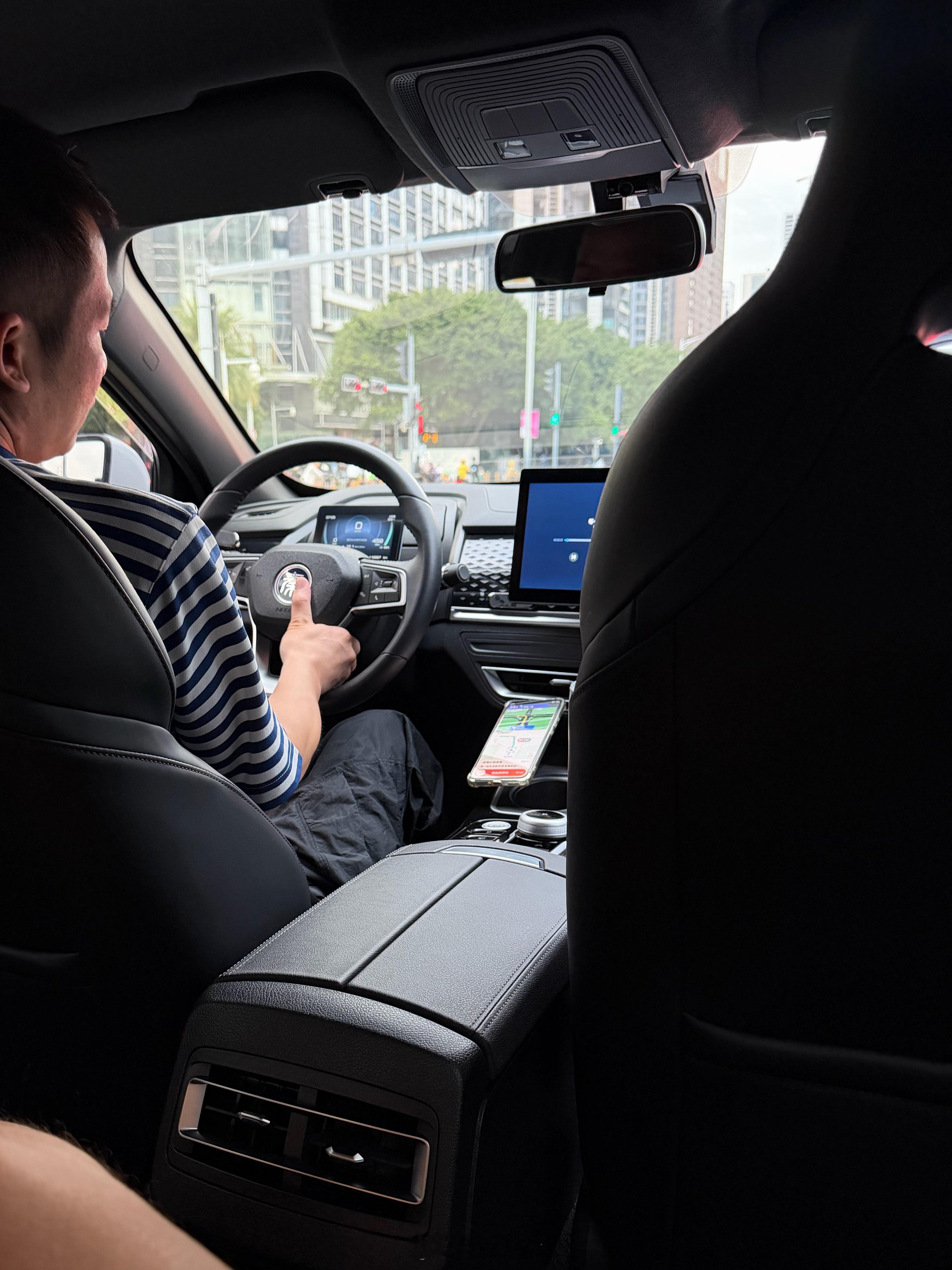 早[裂开]一大早叫到了辆比亚迪准备出发比亚迪总部[裂开]  ​​​