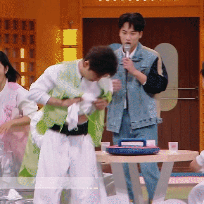 何老师超绝肌肉线条  51岁的何老师八块腹肌，二十几岁的我柔弱无力[doge] 