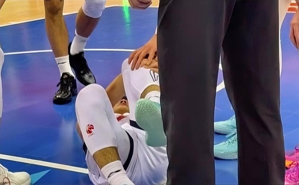 揪心！广东东阳光核心后卫徐杰膝盖受伤，一瘸一拐退赛，球队是真的伤不起了。

广东