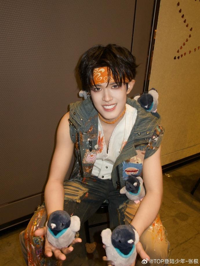 张极浪漫一下张极把一堆小鸡挂身上张极浪漫一下,把一堆小鸡挂身上.张极的浪漫藏在细