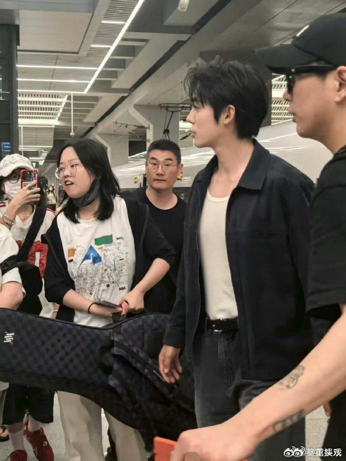 网友沈阳高铁站偶遇于适 沈阳高铁偶遇于适！ ​​​