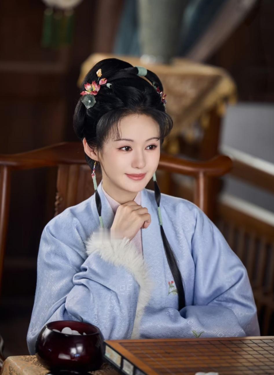 郑合惠子这次火出圈了
不是因为演了女配
而是
突破疯批美人新高度！

在新剧《兰