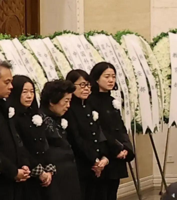 翁帆现身葬礼！穿黑衣站家属的首位，眼睛哭得红肿，丈夫杨振宁离世对她打击太大了！ 