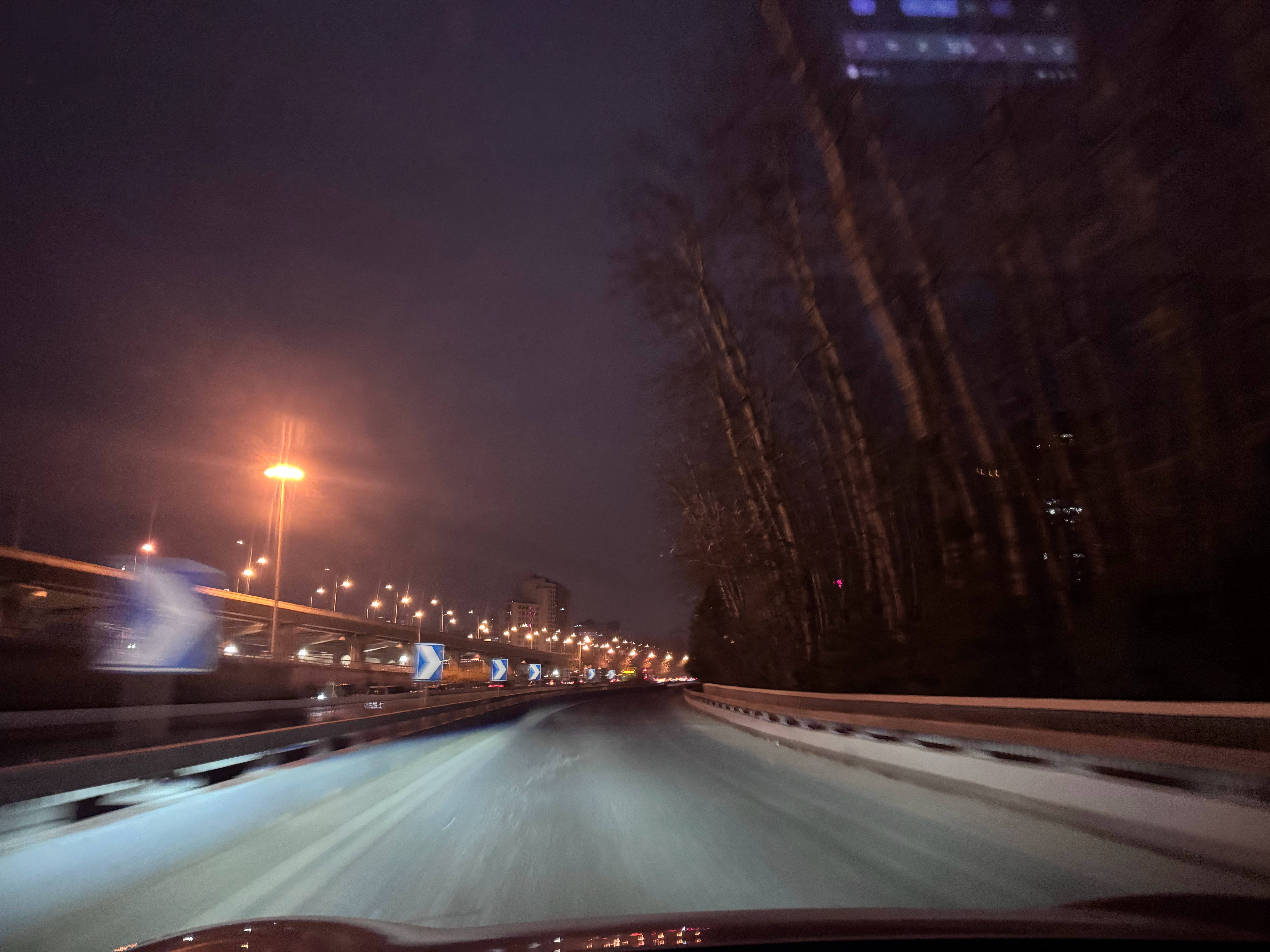 半夜到家，天没亮就出发赶早班机了，感觉像被偷走的那一夜，跟没睡一样。6点多机场中