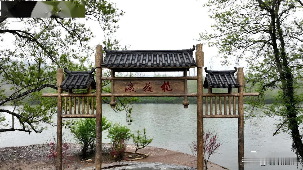 “秋水桃花渡”：此句描绘了一个秋天的渡口，秋水悠悠，旁边可能有桃树，虽然秋天不是