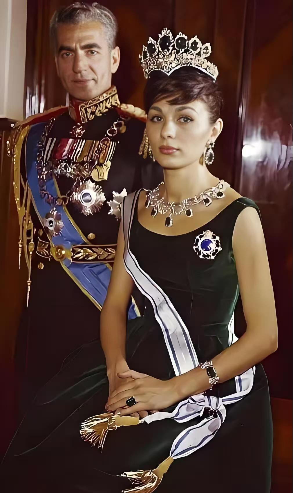 2026年3月的德黑兰，硝烟四起，无数人想逃离。而在法国巴黎的前伊朗末代王后法拉