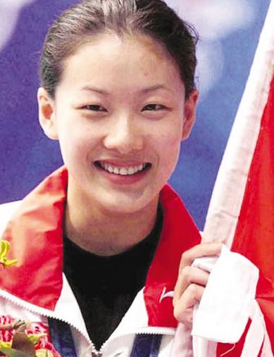 跳水女皇伏明霞，从赛场上的冠军，到小鸟依人的妻子，到有儿有女的母亲。她一路走来，