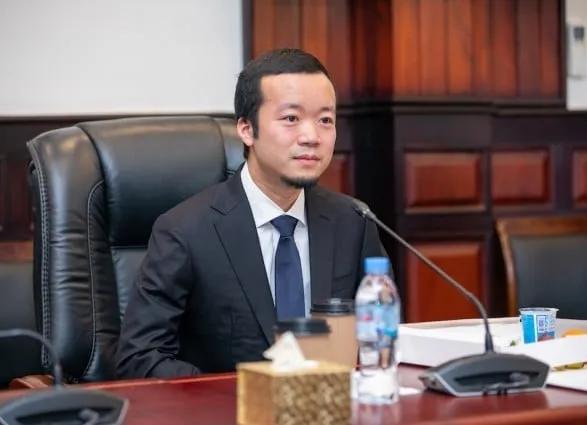 说实话，陈志富得有点诡异了！
陈志1987年出生，2009年去的柬埔寨，那时候才